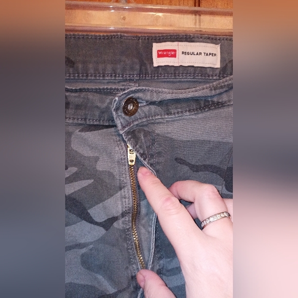 Wrangler (regular taper) pants - Picture 2 of 9